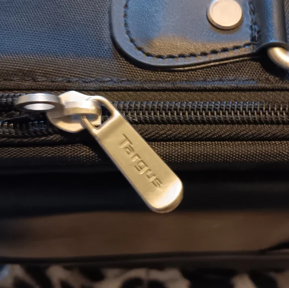 Targus Black Laptop Bag with Professional Appeal - Picture 3 of 10